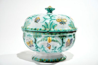 Een polychrome Brussels aardewerken dekselterrine met rupsen en vlinders, 18/19e eeuw